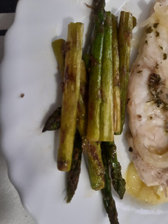 Una foto de Espárragos trigueros la plancha