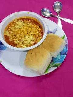 મિશળ પાવ (mishal pav in recipe Gujarati રેસીપી મુખ્ય ફોટો