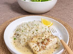 Une photo de Colin sauce citron-moutarde en papillotte & riz citronné