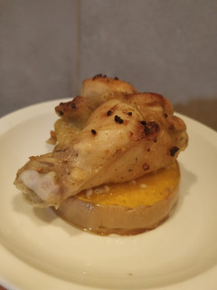 Una foto de Alitas de pollo al horno con calabacín