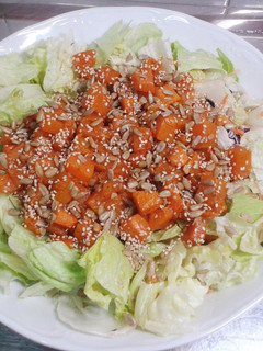 Una foto de Ensalada de calabaza asada con semillas y aliño de balsamico