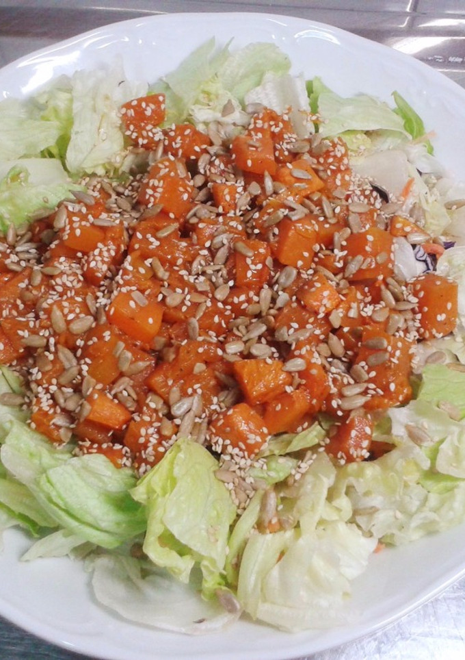 Una foto de Ensalada de calabaza asada con semillas y aliño de balsamico