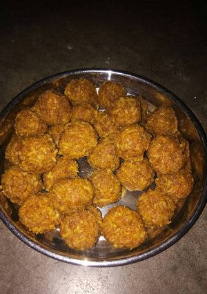 A picture of Bengali style coconut laddu.