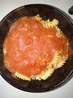 Una foto de Fideos con Salsa de Tomate Fácil