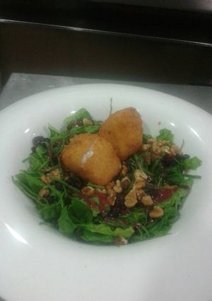 Una foto de Ensalada de queso cabra