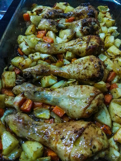 Una foto de Muslos de pollo al horno con patatas