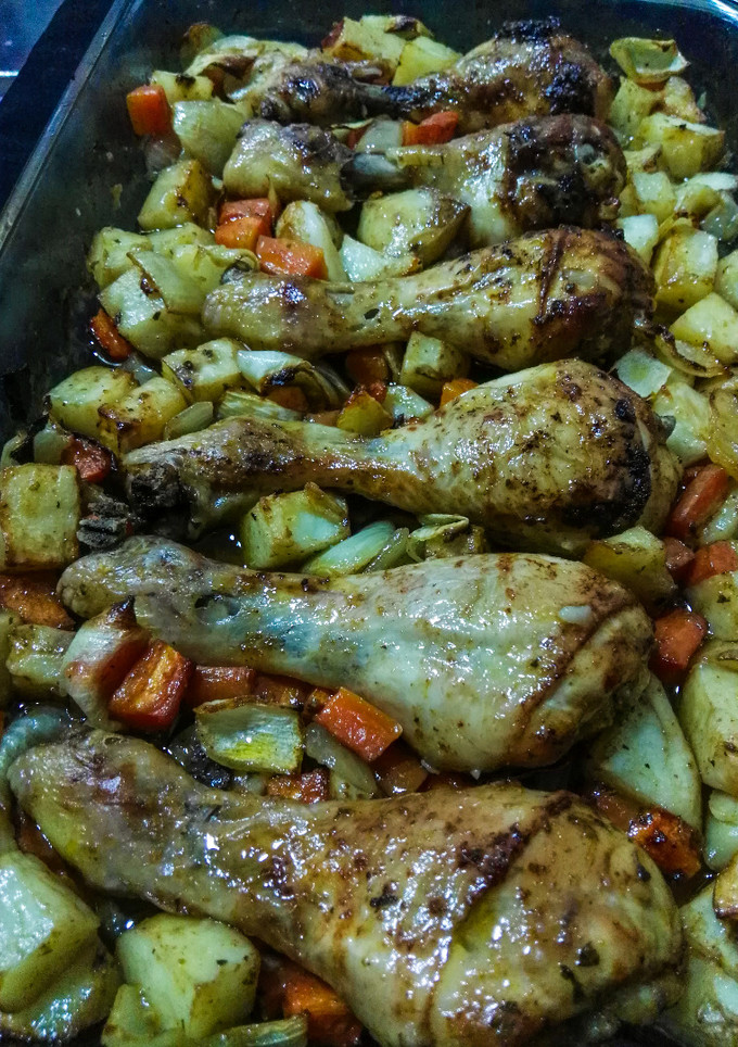 Una foto de Muslos de pollo al horno con patatas