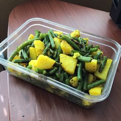 A picture of Green beans and potatoes 🥔🫛.