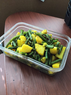 A picture of Green beans and potatoes 🥔🫛.
