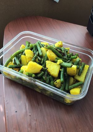 A picture of Green beans and potatoes 🥔🫛.