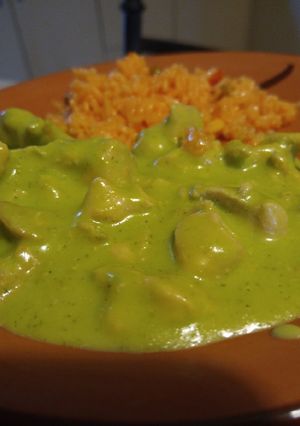 Una foto de Pechugas en poblano