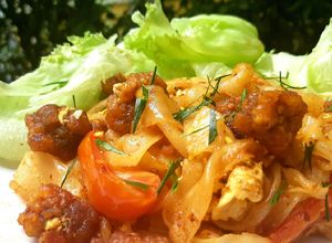 รูปของ เส้นใหญ่คั่วไก่กรอบผัดพริกเผา โรยใบมะนาว #upcycle no. 19