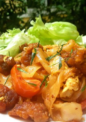 รูปของ เส้นใหญ่คั่วไก่กรอบผัดพริกเผา โรยใบมะนาว #upcycle no. 19