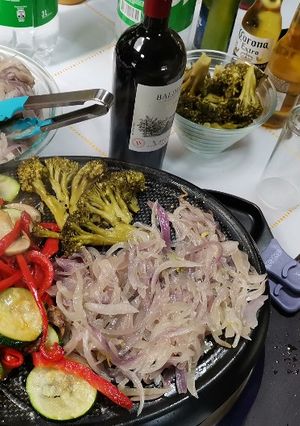 Una foto de Asadito de verduras con pollo y carne gratinada a la Numpayesa