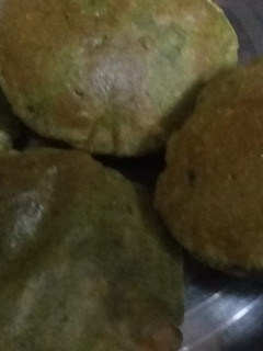 बथुए की पूरी (Bathue ki Puri recipe in Hindi) रेसिपी मुख्य फोटो