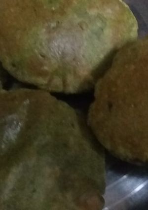 बथुए की पूरी (Bathue ki Puri recipe in Hindi) रेसिपी मुख्य फोटो