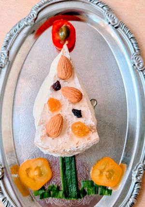 Una foto de Arbolito pinito navideño de queso brie con miel y las cositas ricas que tengas🎄