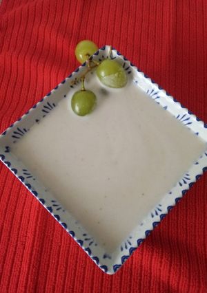 Una foto de Ajo blanco con uvas