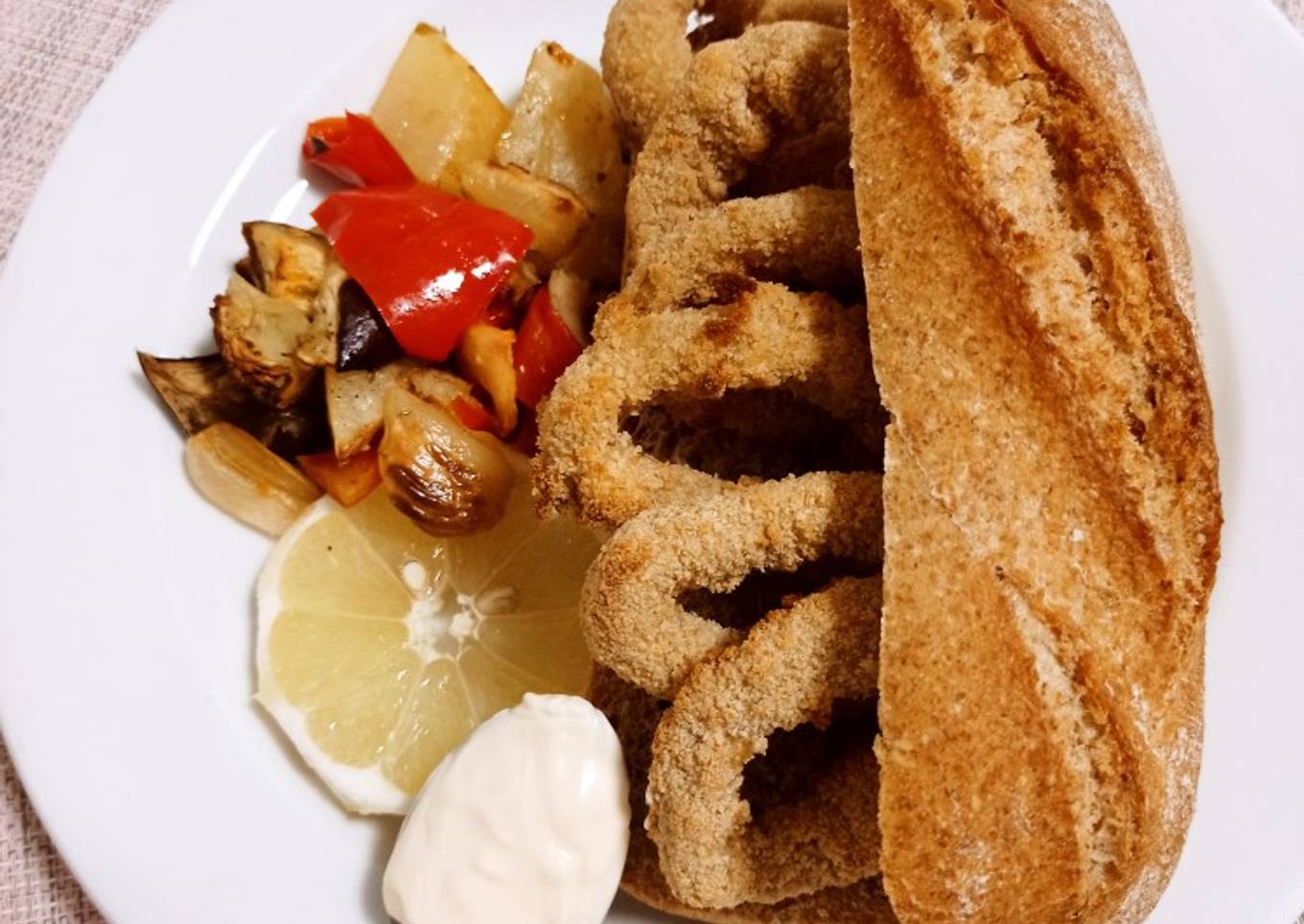 Mi bocata de calamares rebozados con guarnición
