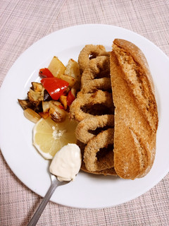 Una foto de Mi bocata de calamares rebozados con guarnición