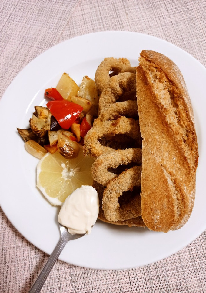 Una foto de Mi bocata de calamares rebozados con guarnición