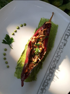 Una foto de Chile guajillo relleno, con crema de pereil