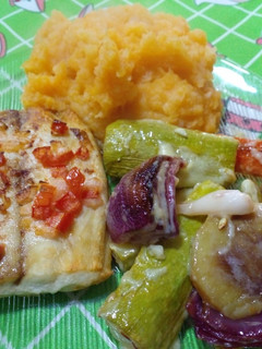 Una foto de Atún al horno con verduras y un puré de calabaza