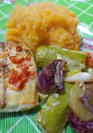 Una foto de Atún al horno con verduras y un puré de calabaza