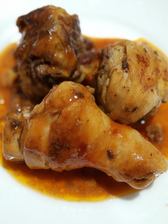 Una foto de Muslo de pollo al ajillo con pasas y pasta de tomate