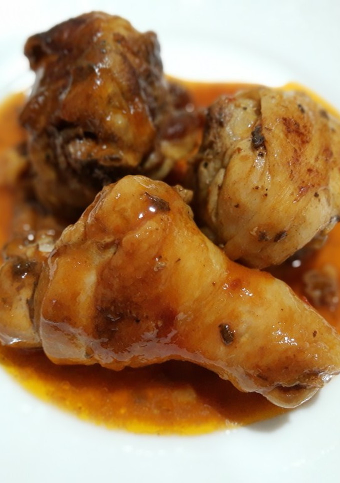 Una foto de Muslo de pollo al ajillo con pasas y pasta de tomate