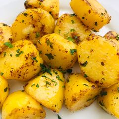 A picture of Pan roasted potatoes with garlic.