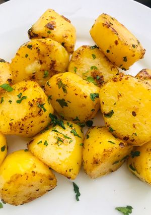 A picture of Pan roasted potatoes with garlic.