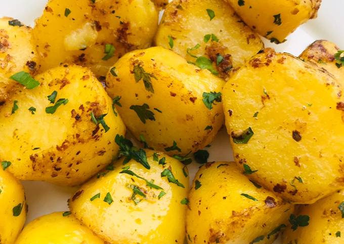 Pan roasted potatoes with garlic