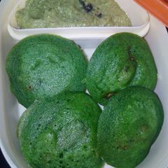 A picture of Spinach idli.