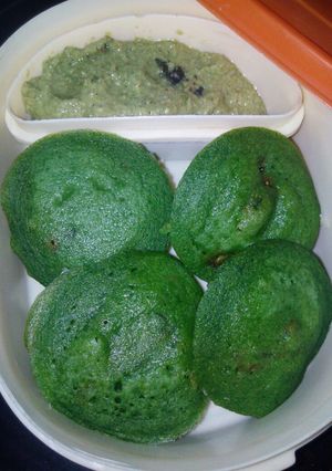 A picture of Spinach idli.