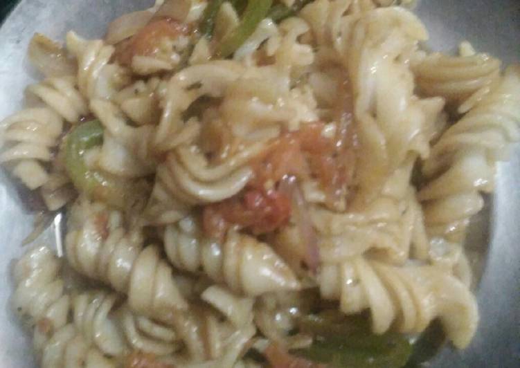 Macaroni with lots of veggies