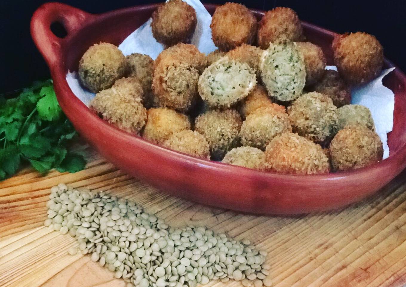 Alb贸ndigas de lentejas fritas 馃憣馃徎