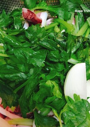 Hình của món Mực Hấp Hành Cần.