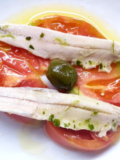 Una foto de Tomaquet ple amb Seitó / Tomate lleno de Boquerón