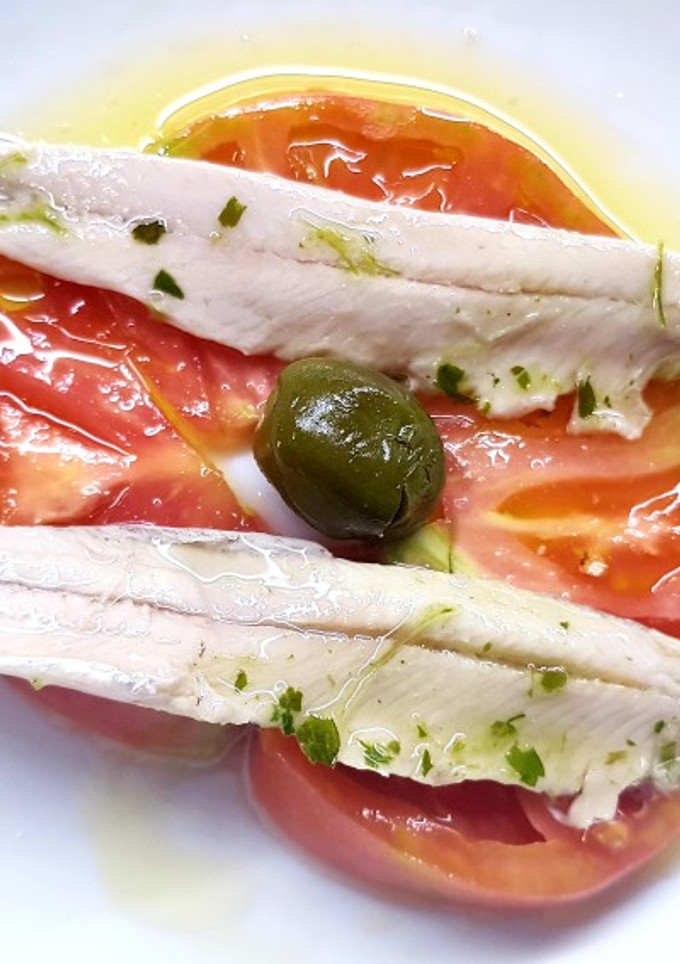 Una foto de Tomaquet ple amb Seitó / Tomate lleno de Boquerón