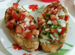 Una foto de Molletes de frijoles y queso