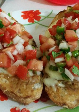 Una foto de Molletes de frijoles y queso