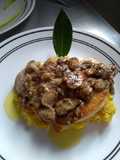 Pechuga en salsa de champiñones en una cama de puré de plátano