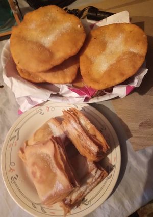 Una foto de Pasteles hojaldrados y tortas fritas con una sola masa