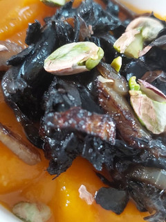 Una foto de Crema de calabaza con setas y pistachos