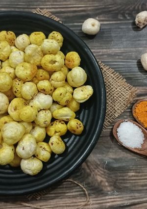 રોસ્ટેડ મખાના (Roasted Makhana Recipe In Gujarati) રેસીપી મુખ્ય ફોટો