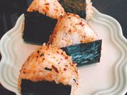 A picture of seaweed rice balls