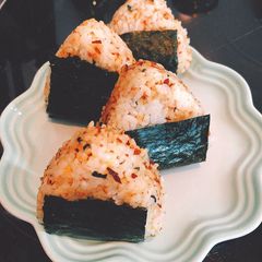 A picture of Umeboshi onigiri/ plum rice ball.