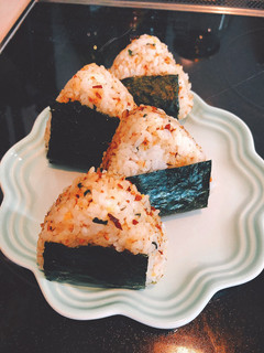 A picture of Umeboshi onigiri/ plum rice ball.