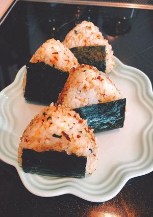 A picture of Umeboshi onigiri/ plum rice ball.
